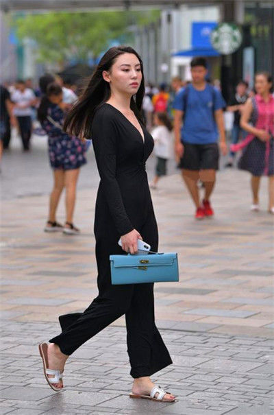 街拍紧身短袖+黑色裙子,小美女委婉一笑百媚生