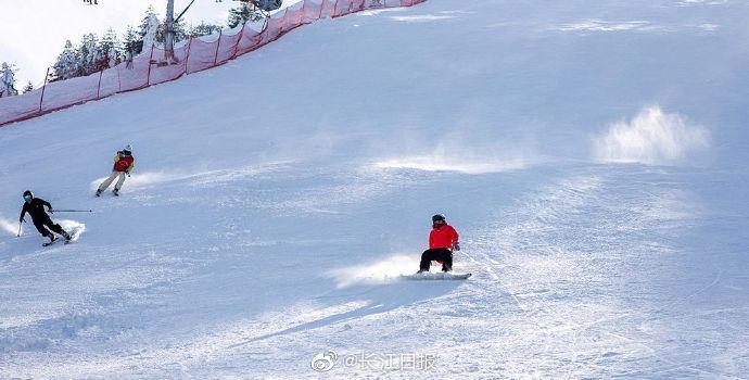 游客|神农架冰雪节火爆开场，周末两天首滑接待游客逾1万人次