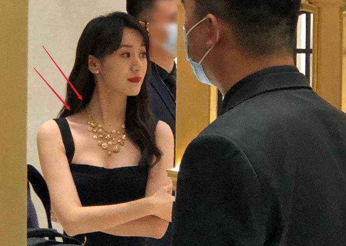袁冰妍亮相活动，离开美颜特效后，这生图状态我没看错吧