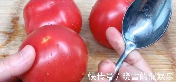 勺子|西红柿去皮最忌用开水烫，教你2个小妙招，快速去皮营养不流失！