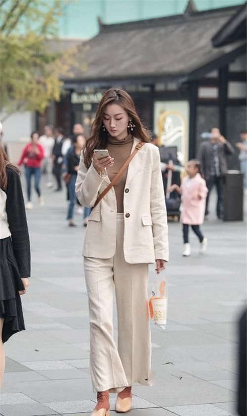 美女|街拍,美女发色夸张,妆容带感,充满青春活力