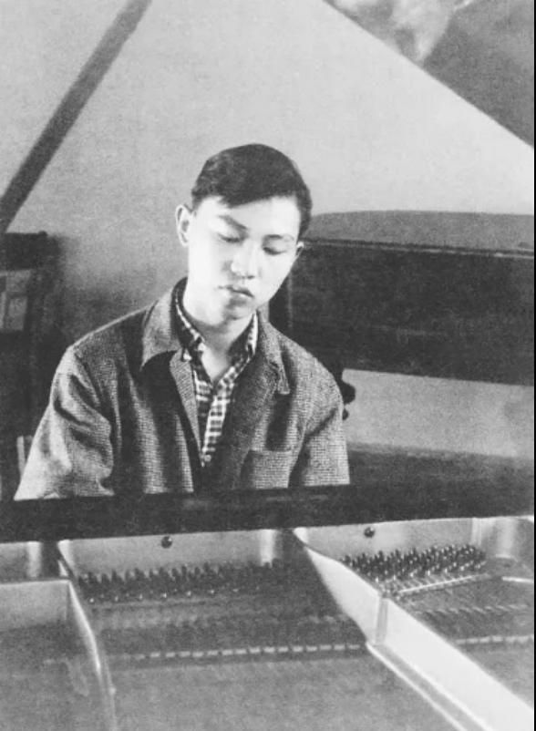 “钢琴诗人”傅聪去世,他从黑白琴键中“越狱”了