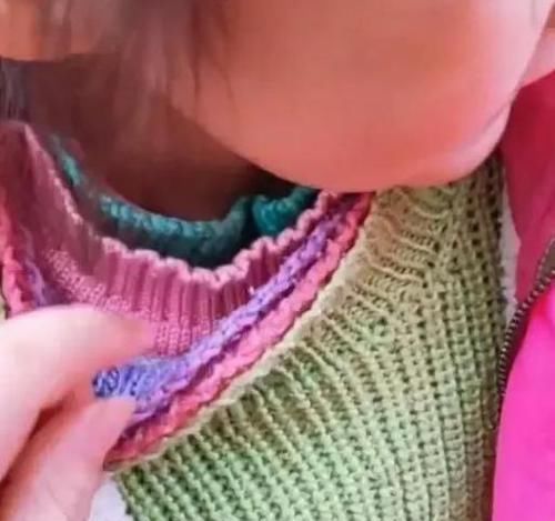 宝妈|宝妈下班回家,发现女儿的脚“胖了”,帮孩子脱掉袜子后笑出声