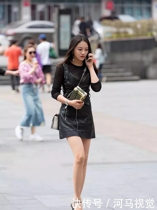 女星|街拍美女,长发飘飘的蓝色吊带裙女孩,很像女星王力可