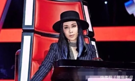 好声音节目组请他三次才同意参加,却早早被那英淘汰,今红到发紫
