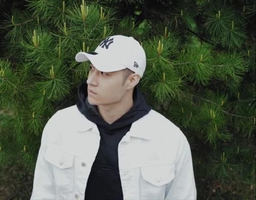 合照|大鼻子肌肉男因合照走红,大长腿腱子肉身材,一餐吃9个鸡蛋