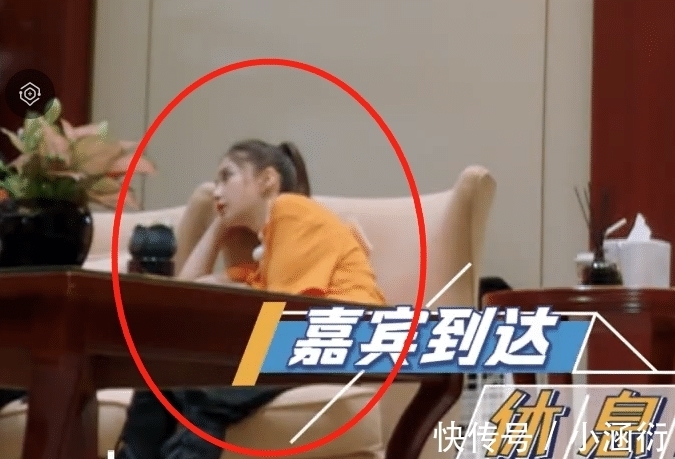 跑男8李沁baby坐在椅子上,细看二人坐姿,已婚跟未婚差别太显然