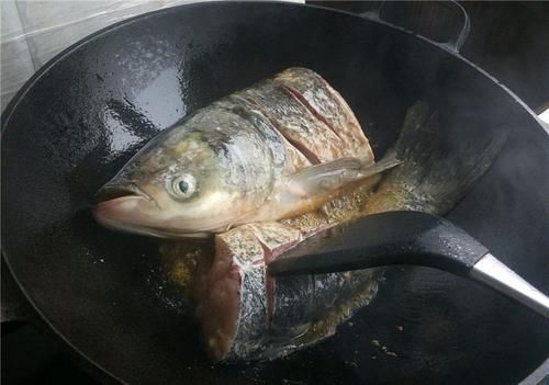 无论炖什么鱼，都不能放这2种调料，不然鱼腥味更重！