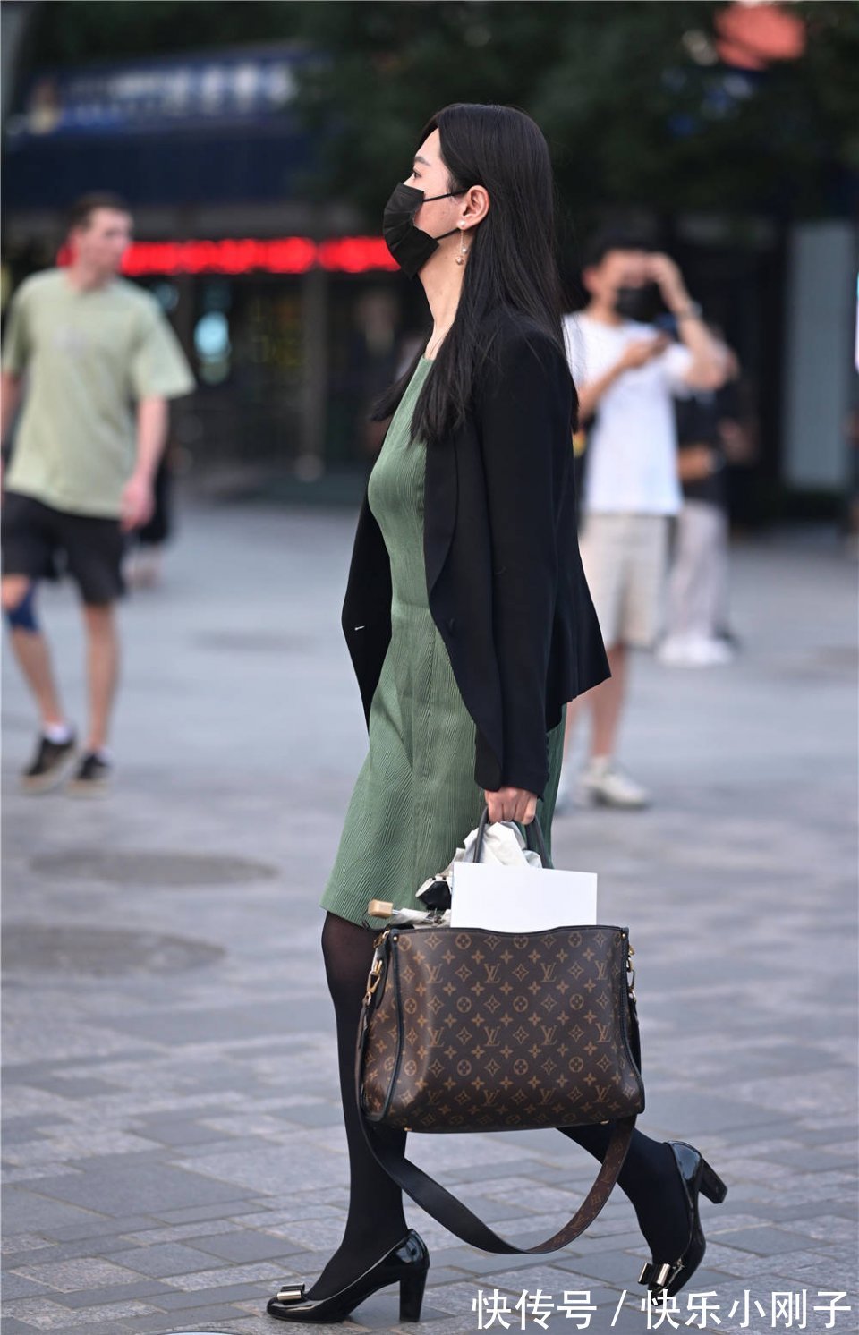 丝袜|初秋时节搭配黑色丝袜，高跟鞋和平底鞋，怎么选择更有气质？