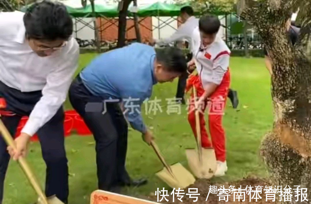 植树|全红婵亲手植树！14岁天才拿铁锹铲土挺吃力，领导围观红姐签名