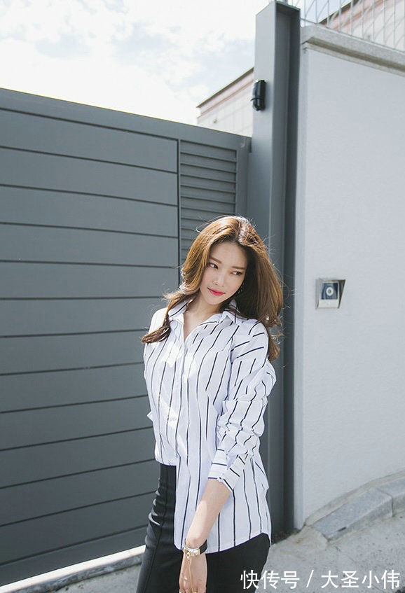 穿搭|美女街拍:小姐姐身穿黄色的针织裙,斜肩设计个性时尚,很是能衬托身材的美