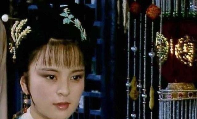 贾母&中秋之夜贾探春为何陪贾母到深夜,这一个细节,其实寓意颇深