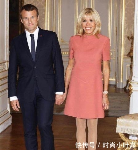 布里吉特|布丽吉特终于放弃“鸡窝头”,新发型清爽又减龄,米色套装惊艳