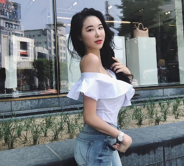 小姐姐爱穿紧身牛仔裤,露出细腰,好身材秀出来!