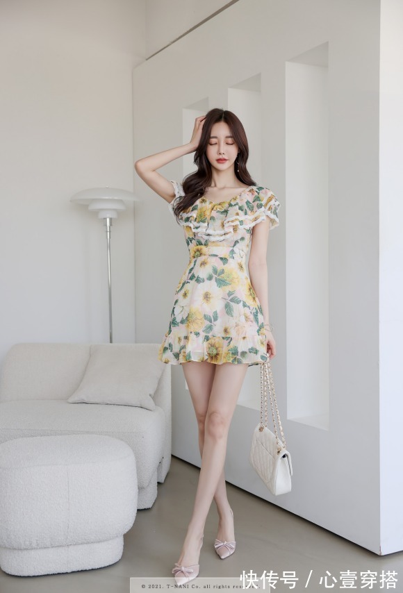 孙允珠|女神孙允珠时尚搭配:鲜蕊迷迭香惜春菊叶碎花衣裙