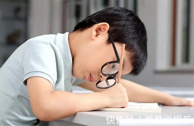 孩子|7岁孩子近视800度,医生说都怪父母这一举动,很多家长经常犯