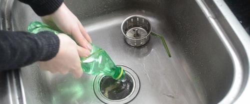 今天才知道,洗碗池上放个塑料瓶,有一个隐藏实用功能,太实用了