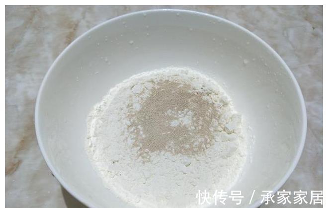 小葱|懒人早餐饼火了，面团一和，加把葱花，外酥里嫩，比吃油条香