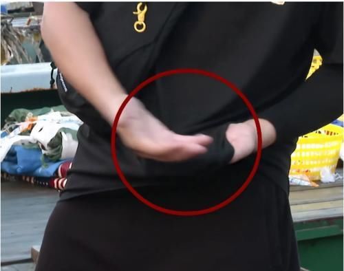 邓超与农民工掰手腕,比赛结束后一个举动引热议,网友:嫌弃就别玩