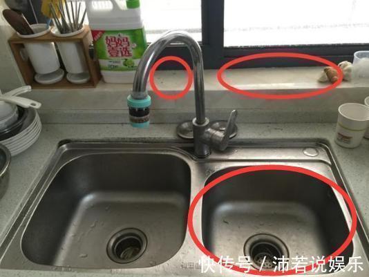洗了十年碗才发现水槽边有个孔,一半人空着不用,聪明人悄悄用