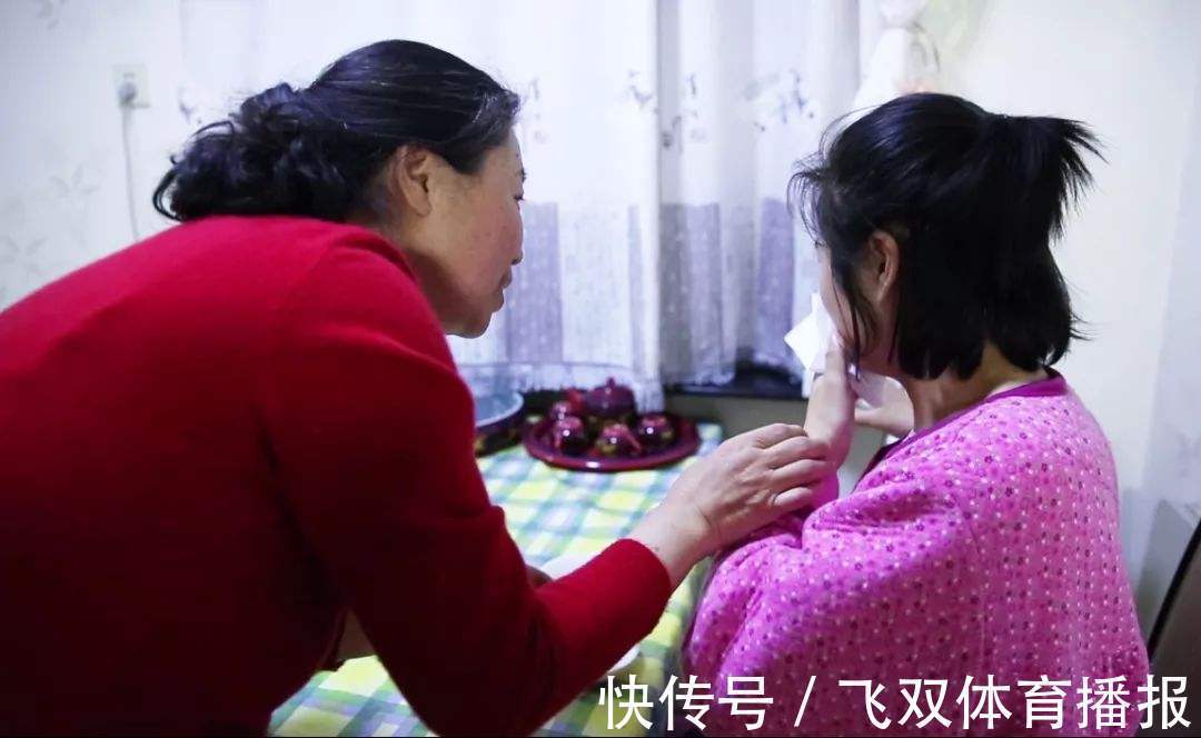 偷喂|母乳过稀是没营养吗?宝妈偷喂被婆婆嫌弃,两大类奶水要分清