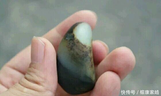 雕工|好好的一块玉石,花了1000块给雕成这鬼样子,悲催!