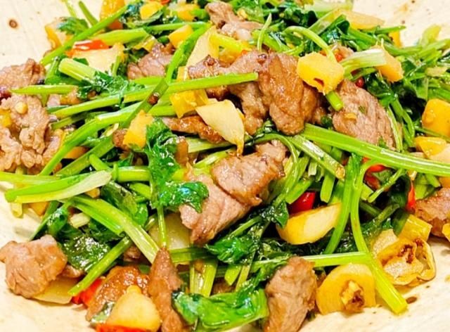 翻炒均匀|秋天了,别只知道吃山药,多吃这青菜,开胃醒脾,鲜香浓郁很好吃