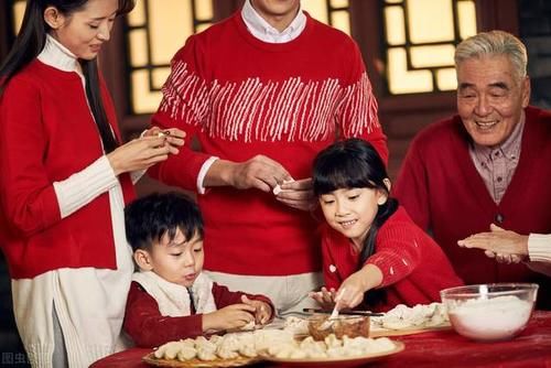 过年锣鼓喧天，穿搭也不能缺少氛围感！这两点，让你的穿搭不普通