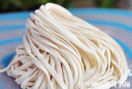 做手擀面时,别只会加盐,用上1招,劲道爽滑,煮久了也不易断