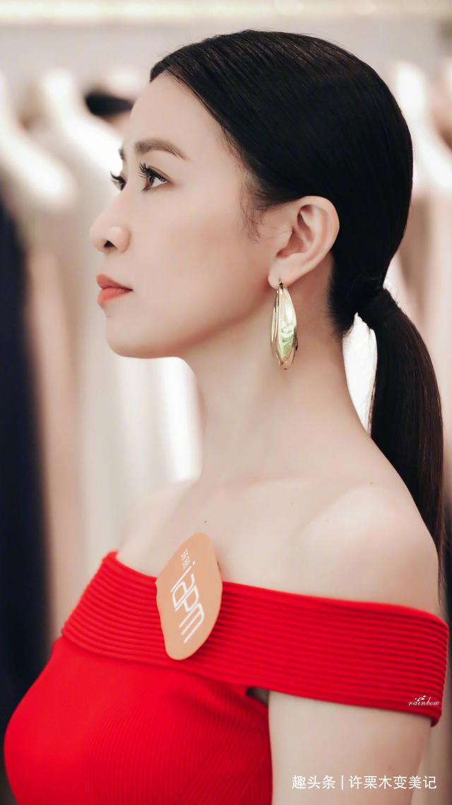 丸子头 50岁女人别再留齐刘海了,今年流行5种“发型”,显脸小不挑人