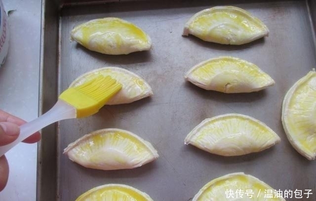 甜品店|榴莲酥甜品店10块钱一个,自己做2块钱就搞定,层层酥脆又香甜