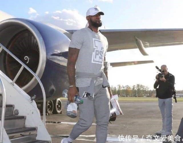 nb喬丹的飛機(jī)，詹姆斯的飛機(jī)，杜蘭特的飛機(jī)，沒有對(duì)比就沒有尷尬！