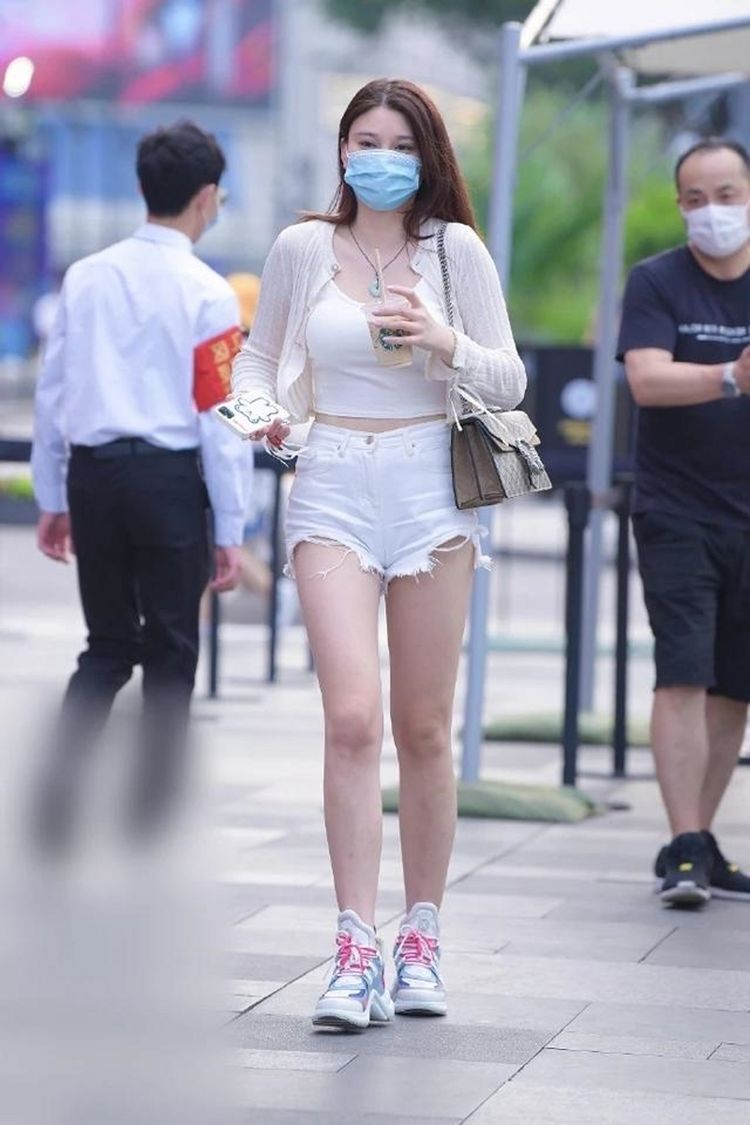 路人|路人街拍，整条裙子都选用了白色，看上去简洁清新又清爽
