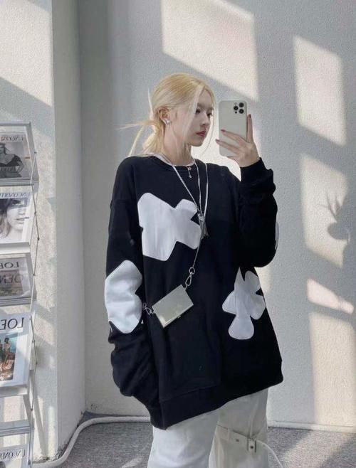 韩国街头的美女都爱的穿搭，大地色系毛衣百穿不腻，经典简约！