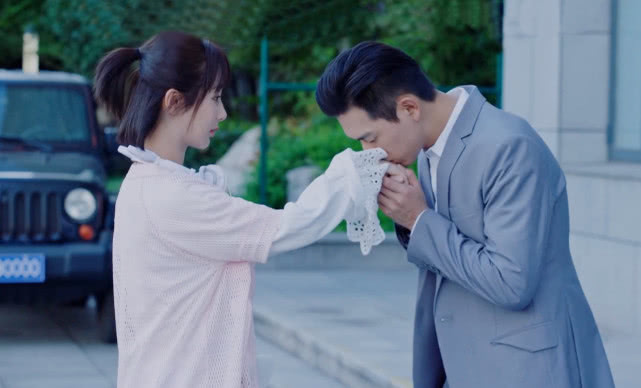 亲爱的热爱的李现抢王浩西装求婚,张嘴就要户口本,杨紫狂献吻