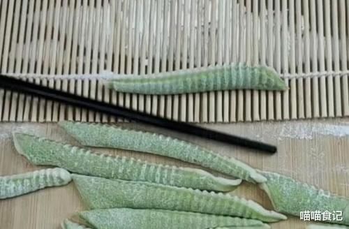 春季，吃面条不如吃它，上锅煮熟，加料汁一拌，爽滑筋道，特好吃