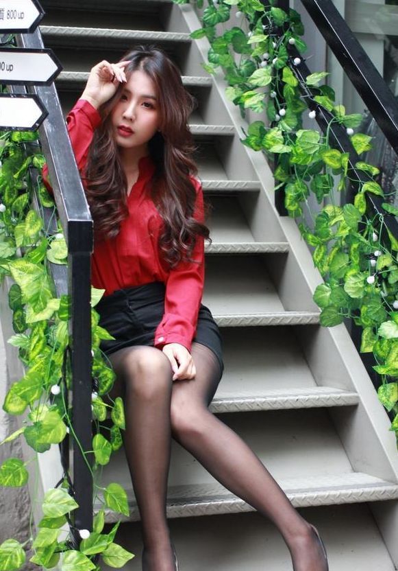 穿搭 红色衬衫搭配黑色包臀裙,优雅又知性,绽放女性魅力