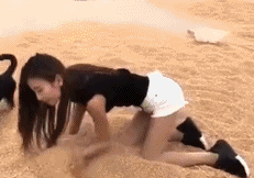 |搞笑GIF:就当是给村里扫地了,好事做到底!