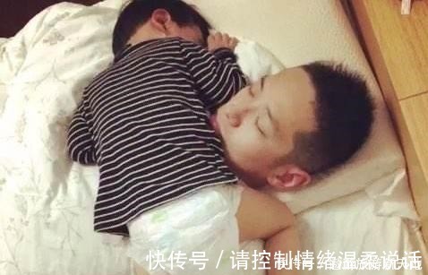 带娃|带娃睡觉总被“踢醒”,宝宝睡觉喜欢“来回滚”,原因让妈妈感动