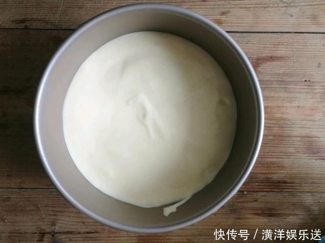 制作|一盒酸奶,2个鸡蛋,教大家轻松制作酸奶蛋糕,好吃到停不下来