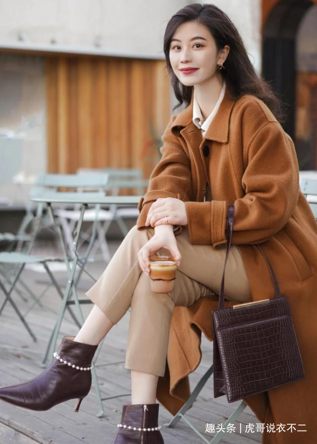 时尚博主 初冬穿大地色系才优雅，时尚博主私服穿搭示范，轻松提升品味