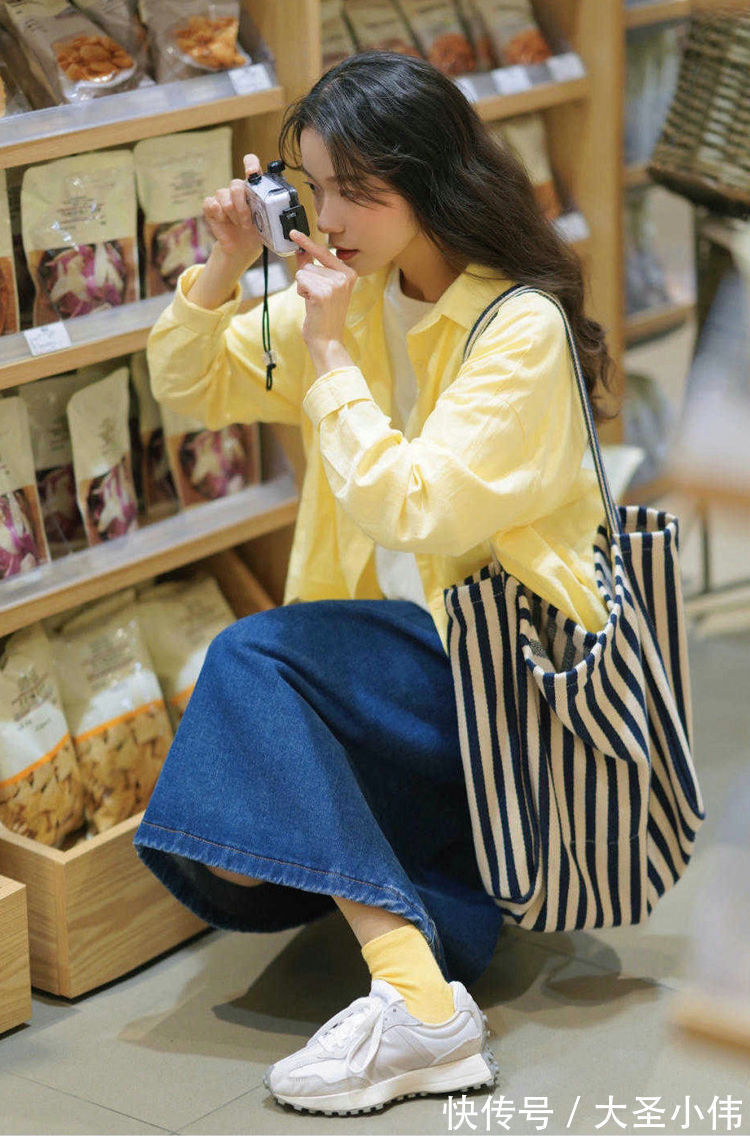 高跟鞋|美女街拍:牛仔连衣裙款式超修身显瘦,搭配高跟鞋优雅而大方,很有女人味