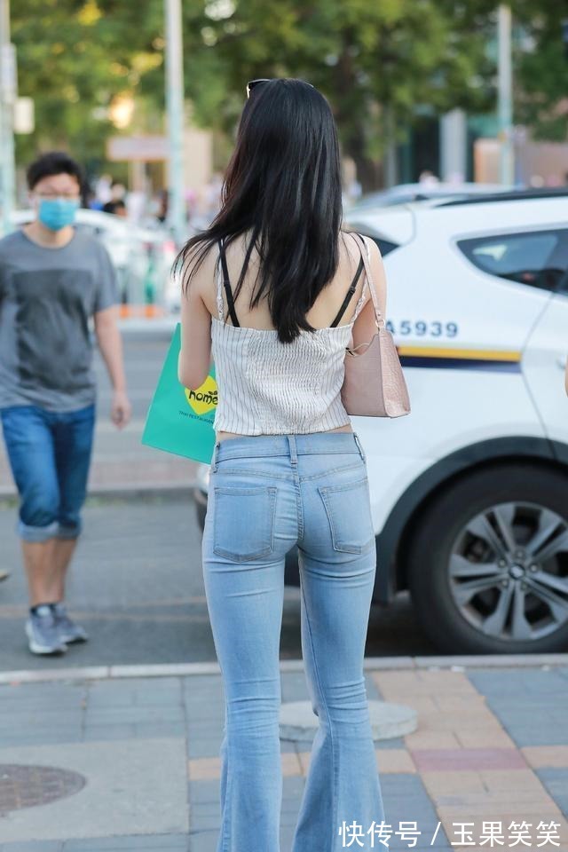 小白 条纹条带搭配喇叭牛仔裤，简约百搭休闲显瘦，时尚优雅的最美诠释！