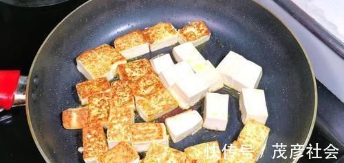 豆腐和香菇是绝配，冬天这样吃实在太香了，比大鱼大肉都好吃