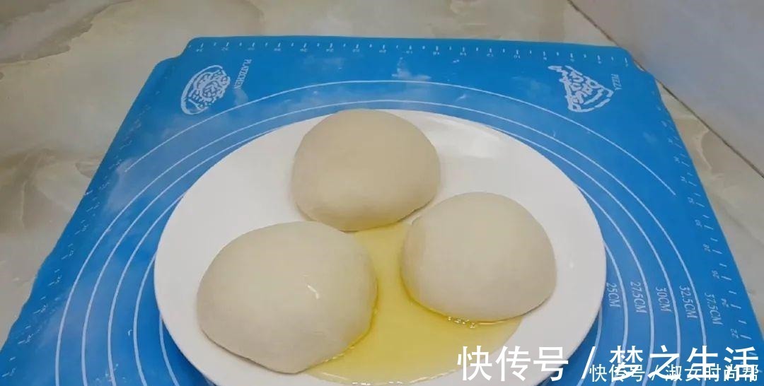 我家烙饼就爱这样做，擀杖卷一卷，张张柔软又劲道，比鸡蛋饼还香