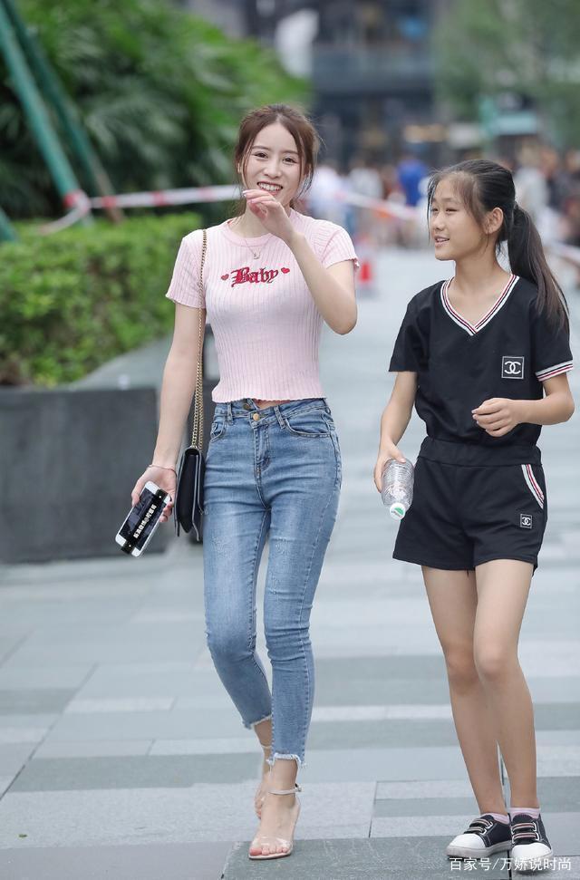 修身|淡蓝色“紧身牛仔裤”搭粉色上衣,别具一格,青春气息十足