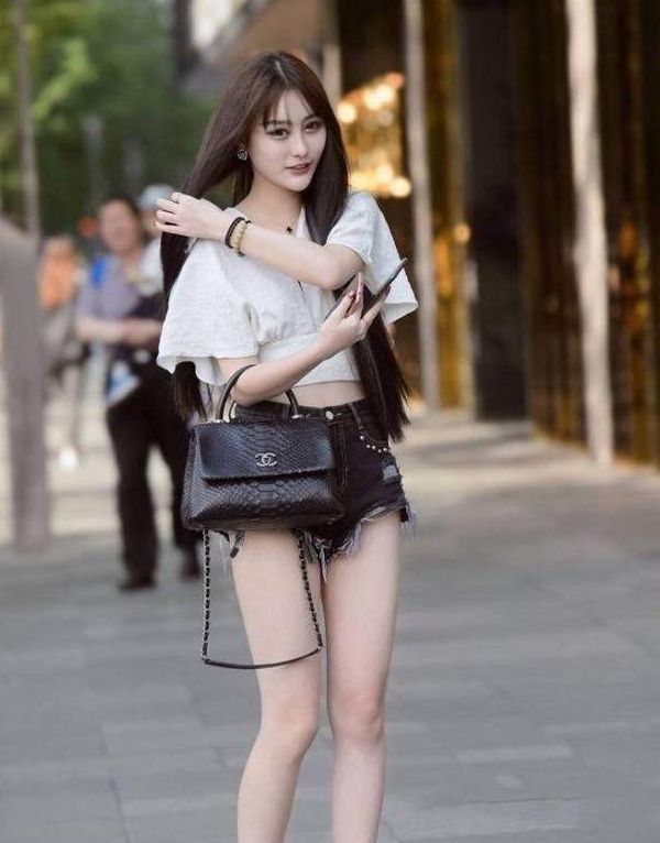 小姐姐|街拍：走路带风的美女，热裤搭配印花开衫，气质大方还很显活力气息
