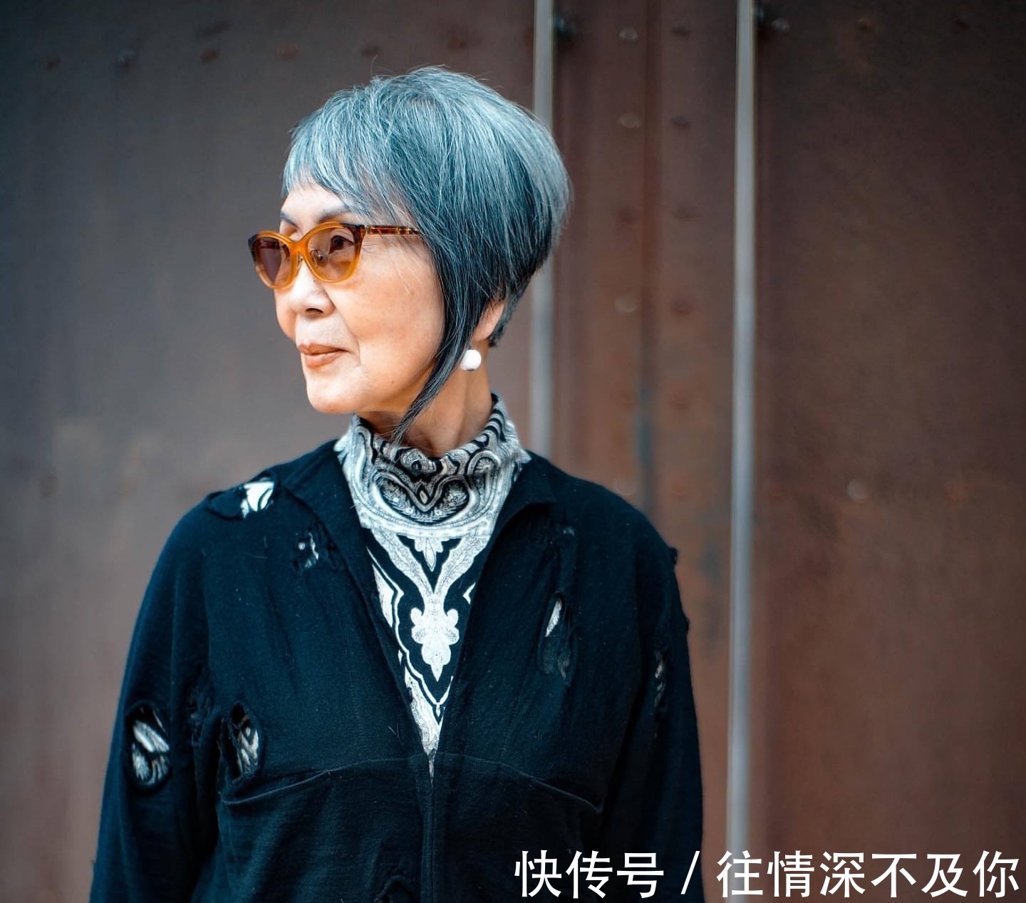 烫发 以前每年都要烫染,退休后不想染发了,什么发型精干好看显年轻?