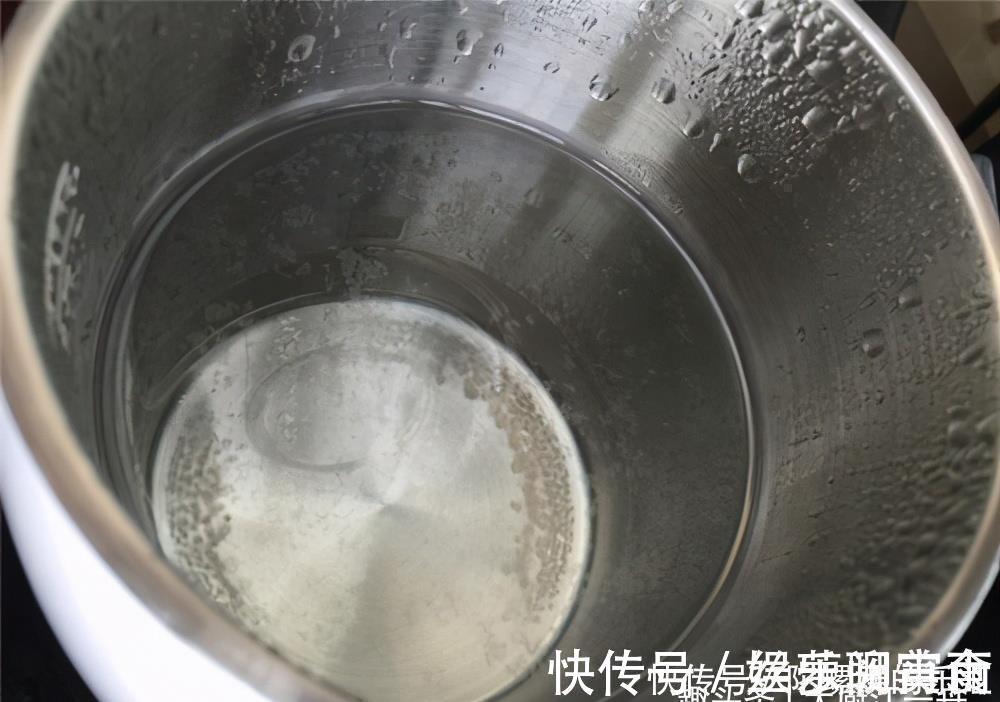 水壶水垢多厚,大厨教你一招,水垢快速去除