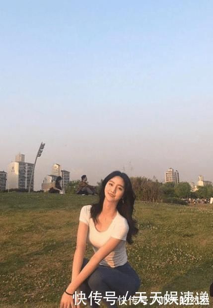 t恤 女孩子为什么都喜欢穿瑜伽裤，这裤子穿着不勒吗不过身材是真好